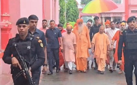 बारिश, आंधी में गिरे पोल को दुरुस्त करें:गोरखपुर में CM ने बैठक की; नदियों के जलस्तर पर नजर रखने को कहा