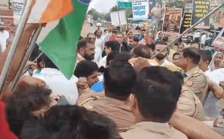 अमरोहा में मुख्य चुनाव आयुक्त को बर्खास्त करने की मांग:कांग्रेसियों ने राष्ट्रपति को ज्ञापन सौंपा, पुतला फूंकने को लेकर पुलिस से खींचतान