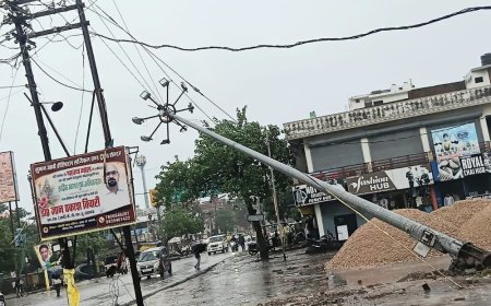 बलरामपुर में बारिश-आंधी से 500 से ज्यादा बिजली पोल गिरे:45 से ज्यादा ट्रांसफॉर्मर क्षतिग्रस्त, 72 घंटे से बिजली ठप