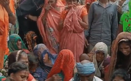फर्रुखाबाद में दो दोस्तों की एक साथ उठी अर्थी:पानी से भरे गड्ढे में डूबने से हुई थी मौत, 20 मीटर की दूरी पर था घर