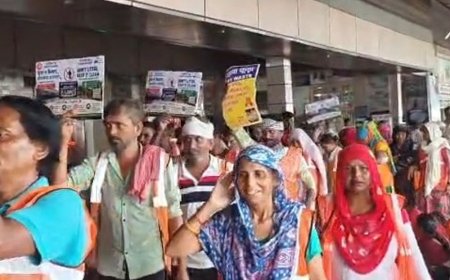 रेलवे स्टेशन पर चला सफाई जागरूकता अभियान:मथुरा में यात्रियों को स्वच्छता का संदेश दिया