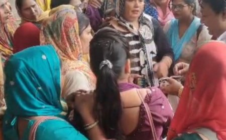 बागपत में समूह की महिलाओं ने डीएम को सौंपा ज्ञापन:मानदेय बढ़ाने, सुरक्षा और मुफ्त इलाज की सुविधा मांगी