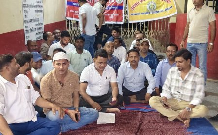 एसडीएम के खिलाफ लेखपालों का कार्य बहिष्कार, तबादले की मांग:सोनभद्र में धरना देकर जताया विरोध, विभागीय कार्रवाई समाप्त करने की मांग