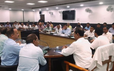 देवरिया में आयुष्मान कार्ड बनाने में तेजी:डीएम ने दिए निर्देश, कोई पात्र व्यक्ति योजनाओं के लाभ से वंचित न रहे