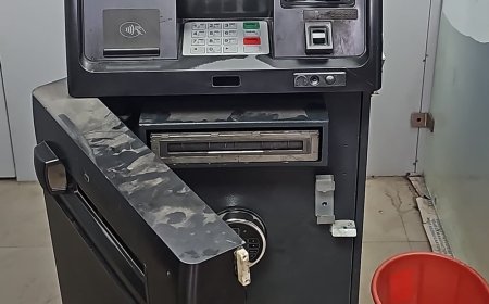 बदायूं में दिनदहाड़े SBI ATM तोड़ने की कोशिश:युवक ने कैमरे तोड़े, कैशट्रे उखाड़ने में जुटा; पुलिस ने विक्षिप्त बताया