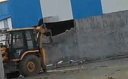माफिया के गढ़ में बनी अवैध डेयरी पर चला बुल्डोजर:प्रयागराज में PDA अफसरों से नोकझोंक, कई थानों की फोर्स-PAC बुलाई