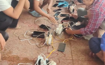 लखीमपुर में बिजली गुल, रेलवे स्टेशन बना चार्जिंग सेंटर:सॉकेट के लिए लगी लोगों की कतार, घरों के इन्वर्टर भी हुए बंद
