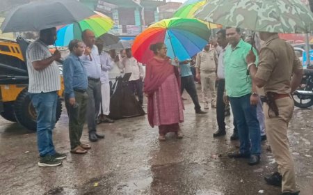 गोंडा डीएम सड़कों पर उतरीं, जलभराव-बिजली पर अधिकारियों फटकारा:24 घंटे अलर्ट रहने और जेसीबी से नाले साफ कराने के निर्देश दिए