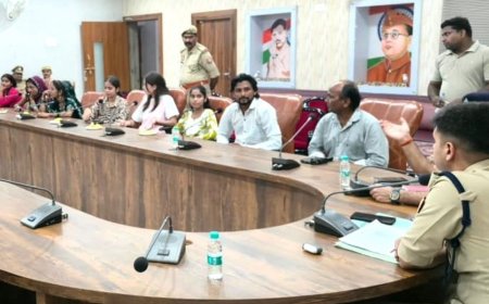 औरैया पुलिस ने सोशल मीडिया इन्फ्ल्यूएंसर्स के साथ की बैठक:फेक न्यूज रोकने और जागरूकता बढ़ाने पर दिया जोर, बेहतर संवाद पर चर्चा हुई