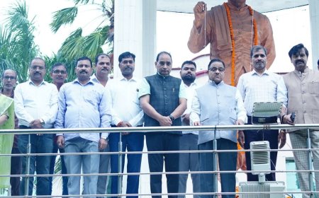 दीनदयाल उपाध्याय की जयंती पर पुष्पांजलि:कुलपति और सांसद ने किया नमन, शोधपीठ में पुरस्कार वितरण समारोह आयोजित