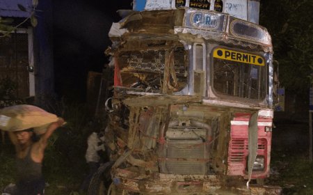 ट्रक और रोडवेज बस की टक्कर में 6 लोग जख्मी:हाथरस के सिकंदराराऊ में हुआ हादसा, दोनों चालक गंभीर घायल