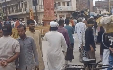 वाराणसी में ट्रक ने बाइक सवार को मारी टक्कर:2 की मौत, दोनों का सिर सड़क पर चिपका; ट्रक चालक फरार