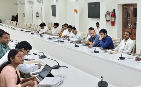 विकास कार्य में लापरवाही, डीएम ने अधिकारियों का वेतन रोका:देवरिया में पर्यटन अधिकारी और जल निगम के अधिशासी अभियंता पर कार्रवाई