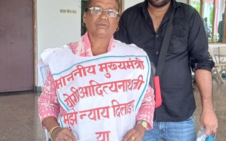 चंदौली में बैनर लेकर डीएम कार्यालय पहुंची महिला:कहाृ ‘सीएम जी मुझे न्याय दो या मौत’, फर्जी लोन कराने और रकम हड़पने का आरोप