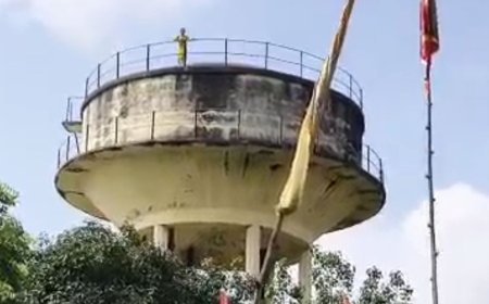 औरैया में पानी की टंकी पर चढ़ी युवती:जमीन विवाद में कार्रवाई और न्याय की मांग; डेढ़ घंटे बाद पुलिस ने सुरक्षित उतारा