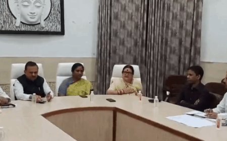 मेयर बोलीं- आप IAS हैं, कहें तो पैर छू लूं:कानपुर की सड़कें बनवा दो, सीएम ग्रिड की बैठक में अधिकारियों पर भड़कीं प्रमिला पांडेय