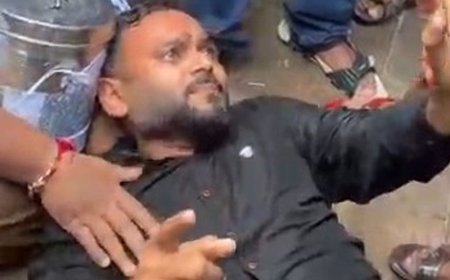 लखनऊ बारिश के बीच 68500 शिक्षक भर्ती अभ्यर्थियों का प्रदर्शन:पुलिस पर मार पीट का आरोप , अभ्यर्थी को कंधे पर लाद कर ले गए अस्पताल