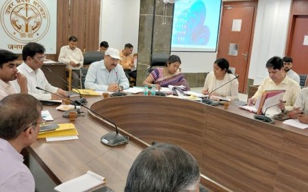 डीएम ने बेसिक शिक्षा विभाग की योजनाओं की समीक्षा की:मेरठ विकास भवन सभागार में दिए शिक्षा में गुणात्मक सुधार और कायाकल्प के निर्देश