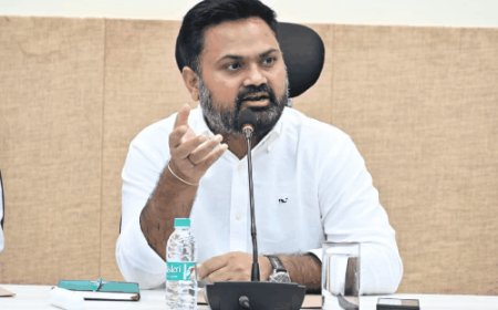 बैठक में व्यापारियों की समस्याओं पर डीएम सख्त:अफसरों की जवाबदेही तय होगी, टैक्स का 60% औद्योगिक क्षेत्रों के विकास पर होगा खर्च