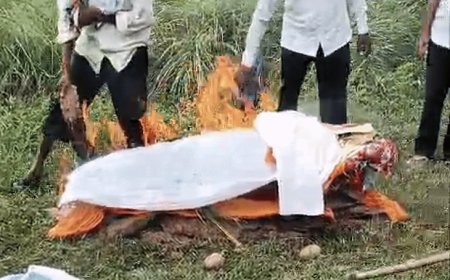 अफेयर पर जिंदा बेटी का किया अंतिम संस्कार:प्रतापगढ़ में तस्वीर रखकर शवयात्रा निकाली; बोले- हमारे लिए मर चुकी है
