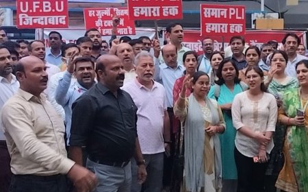 28 से 30 सितंबर तक बैंकों में हड़ताल:प्रयागराज में कर्मचारियों ने काला बैज लगाकर प्रदर्शन किया, पांच दिवसीय बैंकिंग की है मांग