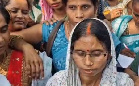मिर्जापुर में समूह सखियों का प्रदर्शन:2 हजार में काम नहीं, 20 हजार से कम नहीं का नारा लगाया, कार्य बहिष्कार की चेतावनी