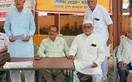 आठवें वेतन आयोग से बाहर रखने पर पेंशनरों का विरोध:एसोसिएशन ने 12 मांगों को लेकर धरना दिया, सिटी मजिस्ट्रेट को सौंपा ज्ञापन