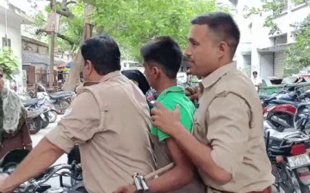 रिटायर्ड नेवी अफसर से लूट करने वाला ई-रिक्शा चालक गिरफ्तार:सवारी छोड़ने के बहाने सुनसान जगह ले गया आरोपी, नेवी अफसर को धक्का देकर लूटा