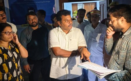 DM ने बाढ़ शिविर में लंच पैकेट खाकर परखी गुणवत्ता:सीतापुर में देर रात पहुंचे, बोले- पीड़ितों की सुरक्षा और सुविधाओं का पूरा ध्यान