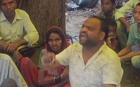 अयोध्या में बुजुर्ग दंपती को आवास दिलाने की मांग:बारिश में धरने पर बैठे समाजसेवी, आवास नहीं मिलने तक जारी रहेगा धरना