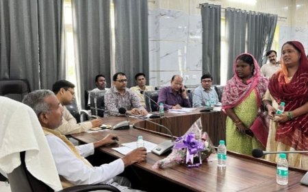 SC/ST आयोग सदस्य ने शाहजहांपुर में सुनीं-स्वच्छता कर्मियों की समस्याएं:अधिकारियों के साथ बैठक कर योजनाओं और अत्याचार के मामलों की समीक्षा की