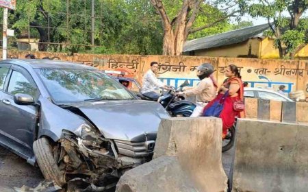 कानपुर में गड्ढे से बचने में बेकाबू हुई कार:डिवाइडर से टकराई, एयरबैग खुला, चार लोग बाल-बाल बचे