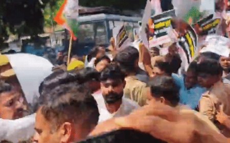 लखनऊ में कांग्रेस कार्यकर्ताओं ने फूंका ज्ञानेश कुमार का पुतला:SIR के विरोध में बोले- इस्तीफा दें; पुलिस से धक्का-मुक्की, बैरिकेडिंग पर चढ़े