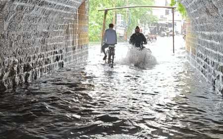 बांदा में 24 घंटे से बारिश, शहर में जगह-जगह जलभराव:लोहिया पुल से बस स्टैंड तक सड़कों पर पानी, कक्षा 8 तक स्कूल बंद