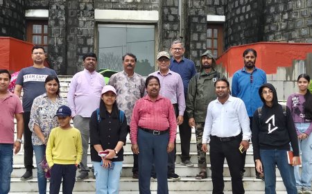 इटावा में यमुना संरक्षण हेतु जागरूकता कार्यक्रम:लोगों ने नदी किनारे प्राकृतिक जैव विविधता और वनस्पतियों का अवलोकन किया