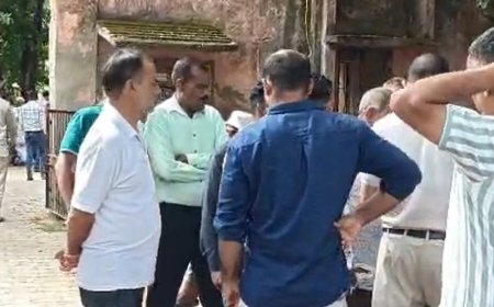 रोडवेज बस ने स्कूटी सवार दो युवकों को मारी टक्कर:मथुरा में एक की मौत, दूसरा अस्पताल में भर्ती; चालक फरार