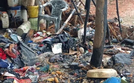 झोपड़ी में लगी आग, गृहस्थी का सामान जलकर राख:औरैया में परिवार ने भागकर बचाई जान, बाल-बाल बचे लोग