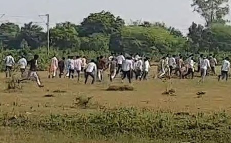 खाद न मिलने से किसानों ने लगाया जाम:महोबा की कुलपहाड़ रोड पर हंगामा, पुलिस ने खुलवाया जाम; सिर्फ 150 टोकन बंटे