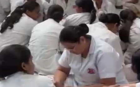 KGMU में नर्सिंग छात्रों के प्रदर्शन का तीसरा दिन:पढ़ाई छोड़ धरने पर बैठे स्टूडेंट्स, डीन-प्रिंसिपल को पद से हटाने पर अड़े