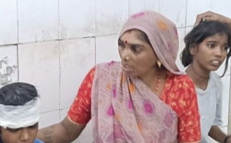 ललितपुर में बाथरूम की छत गिरने से 4 बच्चे घायल:मोबाइल चलाते समय मलबे में दबे, 2 की हालत नाजुक होने पर जिला अस्पताल रेफर