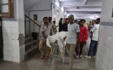 कैंटर ने बाइक को मारी टक्कर, महिला की मौत:एटा से देहांत कार्यक्रम से लौट रहे थे दंपति, पति अस्पताल में भर्ती