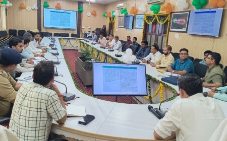 मथुरा में ओवरलोडिंग और अवैध वाहनों पर होगी कार्रवाई:सड़क सुरक्षा समिति की बैठक में डीएम ने दिए निर्देश, स्कूल वाहनों की फिटनेस भी जरूरी
