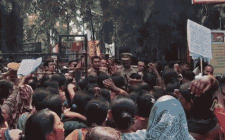 वाराणसी में समूह संचालिकाओं का जिला मुख्यालय पर प्रदर्शन:बोलीं- पंचायत स्तर के सभी काम हम करते हैं और मानदेय मात्र 2 हजार