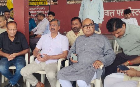 अधिवक्ता राहुल पांडेय के परिवार को आर्थिक मदद:बार एसोसिएशन अध्यक्ष राकेश पांडेय ने हर संभव सहयोग का भरोसा दिया