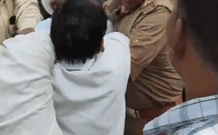 गोरखपुर में कांग्रेस कार्यकर्ताओं और पुलिस में झड़प:मुख्य चुनाव आयुक्त ज्ञानेश कुमार के इस्तीफे की मांग, पुतला छीना
