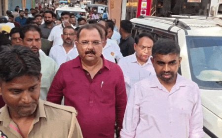 झांसी के बाजारों में अतिक्रमण निरोधी दस्ते संग पहुंचे विधायक:नवरात्र से पहले मानिकचौक से लेकर सराफा बाजार तक रास्ता साफ करने को कहा