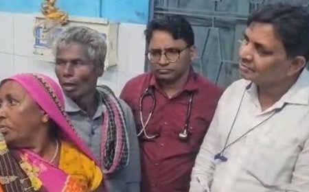भदोही जिला अस्पताल के गेट पर बच्चे को जन्म:इलाज न मिलने पर सड़क पर हुई डिलीवरी, परिजनों ने लौटाने का लगाया आरोप