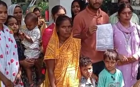 मिर्जापुर में बिना आवंटन कांशीराम आवास पर कब्जा:अतिक्रमण के कारण बिजली कटी, 50 परिवारों ने डीएम से लगाई पानी-बिजली की गुहार