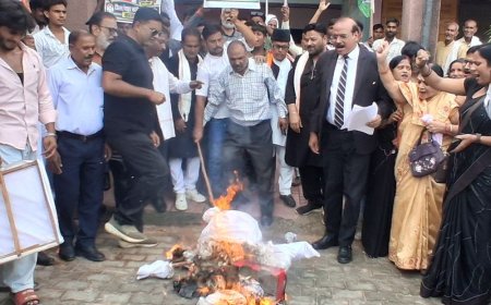 कासगंज में कांग्रेस ने मुख्य चुनाव आयुक्त का पुतला फूंका:इस्तीफे की मांग कर नायब तहसीलदार को ज्ञापन सौंपा