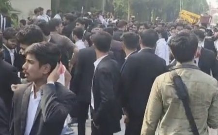 एएमयू में धरने को लॉ फैकल्टी के छात्रों का समर्थन:200-250 बाबे सैयद से जुलूस निकालकर डक प्वाइंट पहुंचे; बोले- मांगें पूरी होने तक जारी रहेगा आंदोलन